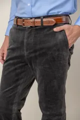 Pantalón de pana de corte recto custom fit, color marrón, con bolsillos laterales y cierre de botón y cremallera.