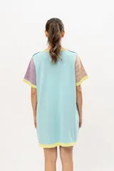 Vestido corto tejido a crochet, color azul con mangas cortas a rayas horizontales en tonos pastel y ribete amarillo.