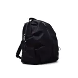 Mochila negra de tela impermeable con cierre superior y bolsillo frontal con cierre vertical. Tiene dos bolsillos laterales abiertos y correas acolchadas ajustables.