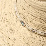 Sombrero de paja color beige con ala ancha y cinta decorativa con cuentas azules.