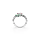 Anillo abierto bañado en rodio de la colección Ariana Grande x Swarovski. Presenta una banda decorada con circonitas transparentes en pavé y dos piedras principales en los extremos: una circonita ovalada de color verde y una circonita en forma de pera de color rosa.
