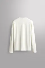 Camiseta deportiva de manga larga Zara Athleticz, de corte regular fit y color marrón topo. Confeccionada en tejido técnico elástico de secado rápido, cuenta con cuello redondo y detalle de logo estampado en el bajo.
