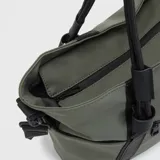 Bolso tote color verde oliva con detalles en negro. Tiene correa de hombro ajustable y extraíble, doble asa de mano, un compartimento principal con cierre, un bolsillo lateral externo, un compartimento interno para laptop de hasta 16 pulgadas y un bolsillo interno con cierre.
