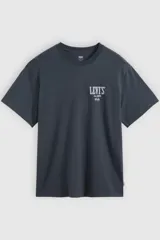 Remera Levi's de corte relajado, color azul marino, de manga corta y cuello redondo, con pequeño estampado gráfico en el pecho con el logo de la marca.
