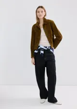 Jeans de corte recto y tiro medio, confeccionados en denim 100% algodón de tono oscuro con costuras contrastantes.