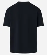 Remera masculina blanca de corte relajado, cuello redondo y manga corta. Confeccionada en malla de algodón 100% sostenible.