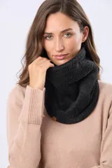 Cuello reversible de polar y sherpa color negro, con pequeño aplique de cuero sintético con logo grabado.