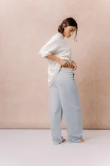 Pantalón celeste de pierna recta y silueta amplia, con cintura elástica y cordón regulable.
