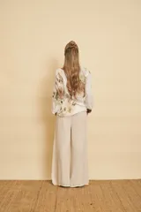 Pantalón evasé de lino color marrón, súper amplio, con cintura con puño y bolsillos laterales.