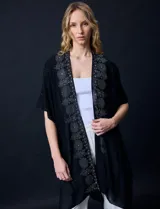 Kimono negro de gasa con apliques de brillos.
