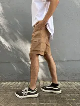 Bermuda de gabardina azul con bolsillos cargo laterales.