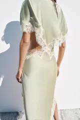 Vestido midi de Zara Woman Collection color verde menta, con cuello barco, mangas cortas y aberturas cut out laterales. Presenta detalles de encaje a contraste en mangas, cintura, aberturas y en el bajo asimétrico con abertura.