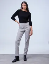 Jegging de denim azul elastizado, corte recto, con pretina ancha elastizada, bolsillos delanteros simulados y bolsillos traseros aplicados.