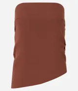 Blusa marrón sin breteles, de corte ajustado y bajo asimétrico, con textura acanalada y laterales fruncidos.