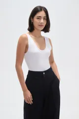 Body de poliamida al cuerpo con breteles anchos, cuello profundo y cierre con broches en la parte inferior.