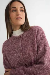Cardigan de tejido de punto jaspeado en tonos rosados y violetas, con cuello redondo y cierre frontal de botones marrones.