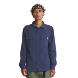 Camisa azul de manga larga con dos bolsillos frontales con botón.