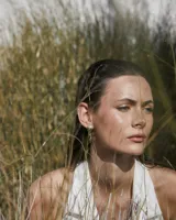 Aros colgantes con forma irregular, realizados en bronce y alpaca, con pernos y cierres mariposa de plata 925.