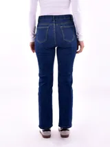 Jean de tiro alto color azul oscuro, de corte recto.