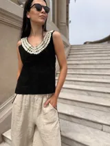 Musculosa marrón de cuero con cuello en V y detalle de caracoles cosidos a mano en el escote y sisas.