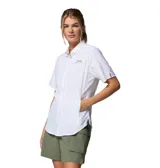 Camisa de manga corta Columbia modelo Tamiami II SS Shirt, color blanco, con cuello camisero, cierre frontal con botones, bolsillo en el pecho con detalle de presilla portacañas y ventilación trasera forrada en malla.