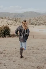 Bota Chelsea Blundstone modelo 1609, confeccionada en cuero rústico marrón premium. Presenta paneles elásticos laterales en color negro, tiradores en la parte superior y suela de TPU duradera con sistema de absorción de impactos.