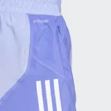 Short de running Adidas, color celeste claro con paneles laterales en azul más oscuro y tres franjas blancas reflectantes en el lateral. Presenta un corte deportivo y holgado.