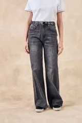 Pantalón de jean gris de corte recto, tiro medio y efecto lavado.