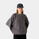Sweater de punto oversize gris oscuro, con cuello redondo y texto bordado en la espalda que dice "EMESTUDIOS ALWAYS GRATEFUL N5135".