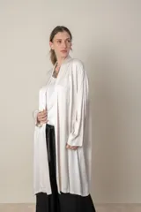 Túnica italiana larga en satén de seda color azul marino liso, de corte suelto con bolsillos laterales.