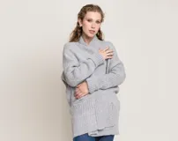 Cardigan largo de lana merino color gris, de tejido grueso y corte holgado.