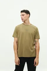 Remera de manga corta con textura, corte regular y cuello redondo. Presenta un pequeño logo estampado en el centro del pecho.