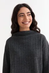 Sweater de tejido de punto acanalado en color gris, con cuello alto y mangas largas con diseño oxford acampanado.