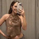 Top halter de cuero plateado con acabado metalizado, diseño estructurado con costura central vertical y bajo en punta.