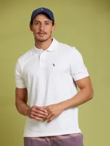 Remera polo salmón de corte regular, confeccionada en algodón. Presenta cuello clásico con botones y logo bordado en el pecho.