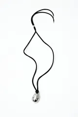 Collar con cordón negro y dije plateado con strass.