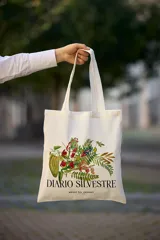Tote bag de tela color crudo con estampado botánico de ilustraciones históricas y la inscripción Diario Silvestre. Cuenta con dos asas superiores para llevar al hombro.