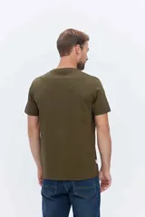 Remera de algodón verde militar, de corte clásico con cuello redondo y mangas cortas.