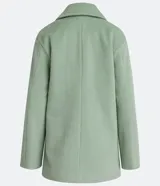 Saco cruzado de mujer color verde menta, con cuello solapa y manga larga. Presenta bolsillos frontales con solapa y cierre de botón.