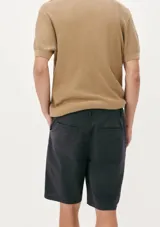 Bermuda de corte chino en color azul, con cierre frontal y bolsillos laterales.