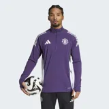 Buzo de entrenamiento Adidas Tiro 25 del Manchester United, color violeta con detalles en blanco. Posee cuello alto con cierre parcial, mangas largas con aberturas para los pulgares y tecnología AEROREADY para el control de la humedad. Presenta el escudo del club y el logo de la marca estampados en el pecho.