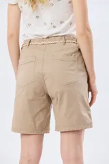 Bermuda de algodón y spandex con bolsillos delanteros y cinto trenzado incluido.