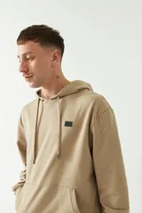 Buzo de felpa negro con capucha, cordones ajustables y bolsillo tipo canguro. Tiene puños y cintura acanalados, y logo en grifa de plástico.