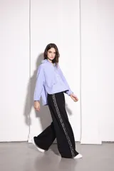 Pantalón de jogging negro de tiro alto con elástico en la cintura, bolsillos y líneas laterales con estampado animal print.