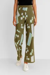 Pantalon de tejido jacquard con corte ancho y tiro alto, presenta un diseño geométrico abstracto en tonos verdes, celestes y blancos.