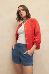 Short de jean azul con pinzas delanteras y doble botón en la pretina.