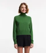 Blusa básica de punto marca Blue Steel, con cuello alto y manga larga. Confeccionada en tejido de punto recto con textura suave y cómoda.