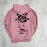 Canguro rosa con capucha, cordones blancos y bolsillo tipo canguro. Estampado en el pecho con la frase "I'm not what happens to me, I am what I choose to become. Duxon Jeans" y un dibujo de un fantasma en patineta.