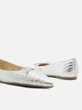 Ballerinas plateadas con punta fina y moño decorativo.