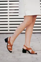 Sandalias de taco ancho irregular color marrón tostado, con tiras cruzadas de neopreno y suela negra.